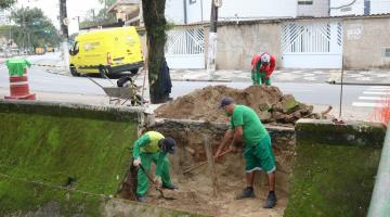 Homem iniciam trabalho de construção de nova passarela. #paratodosverem