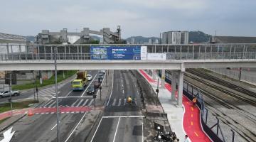 passarela sobre avenida portuária #paratodosverem
