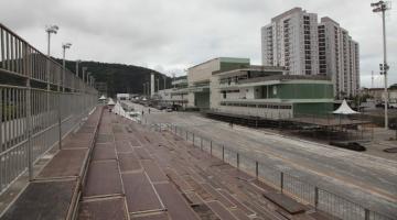 A passarela do samba com arquibancadas vazias em primeiro plano à esquerda. #paratodosverem