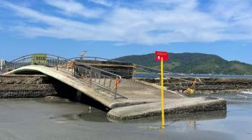 passarela na praia com bloqueio de passagem. #paratodosverem