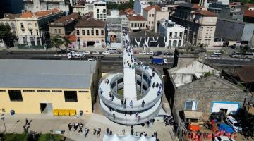 vista geral de passarela ligando área urbana ao parque valongo. #paratodosverem