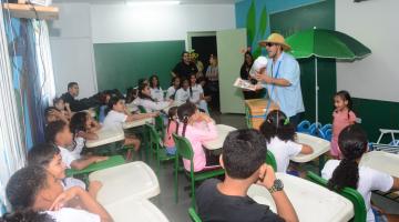 alunos ouvem monitor em sala #paratodosverem 