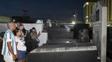 pessoas fotografam campa #paratodosverem