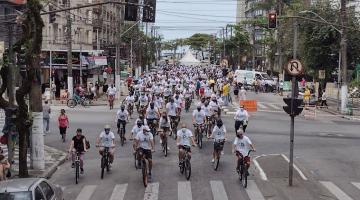 Pessoas pedalando na avenida #paratodosverem