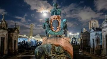 estátua do cemitério ä noite #paratodosverem