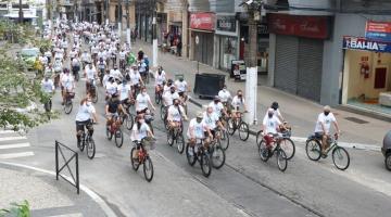 pessoas pedalando em via #paratodosverem