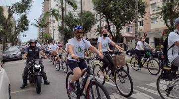 Ciclistas em passeio por avenida. #paratodosverem