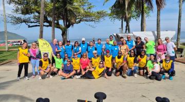pessoas do passeio reunidas na praia #paratodosverem 