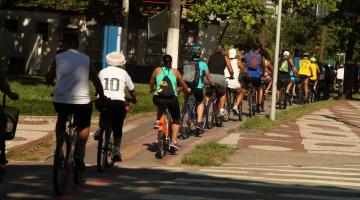 ciclistas na ciclovia. Todos estão de costas. #paratodosverem