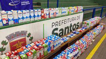 caixas e pacotes de leite sobre uma mesa. #paratodosverem