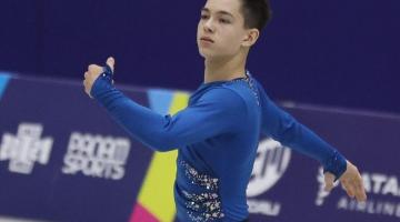 Patinador medalhista no Pan se apresenta na pista do Natal Criativo em Santos