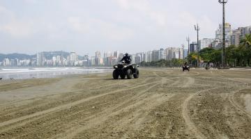 quadriciclos da guardam são conduzidos na faixa de areia. #Paratodosverem