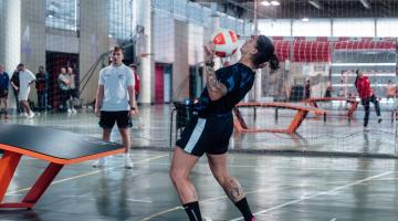 atleta de Teqball jogando. #Paratodosverem