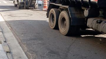 máquina trabalha na obra #paratodosverem
