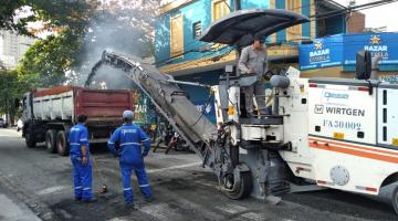 máquina trabalha na obra #paratodosverem