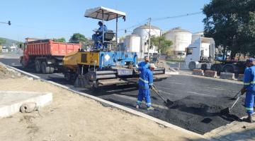 homens e máquinas atuando na pavimentação #paratodosverem 