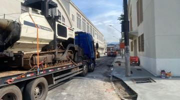 homens e máquinas atuando na pavimentação #paratodosverem 