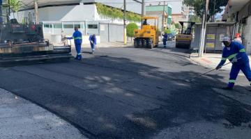 Homens realizam pavimentação de rua de Santos. #paratodosverem