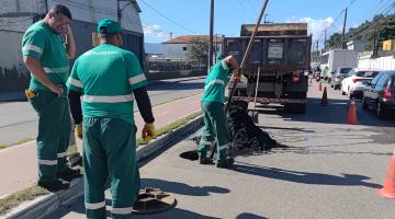 operários atuando na pavimentação #paratodosverem
