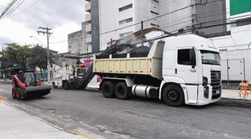 caminhão atuando no asfaltamento #paratodosverem 
