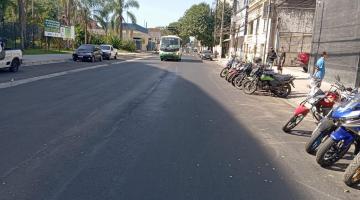 ônibus passando pela avenida com asfalto novo #paratodosverem