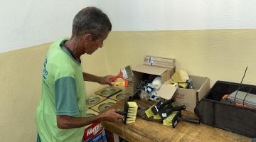 homem mexendo em ferramentas #paratodosverem