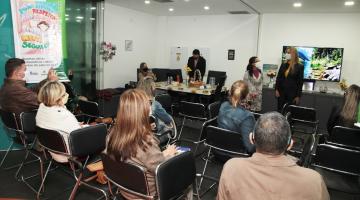 Reunião de lançamento de concurso. Várias pessoas estão sentadas em um auditório. #paratodosverem