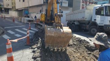 máquina atuando na obra #paratodosverem 