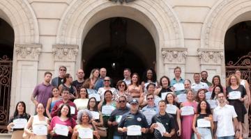 servidores seguram certificados na escadaria do paço #paratodosverem