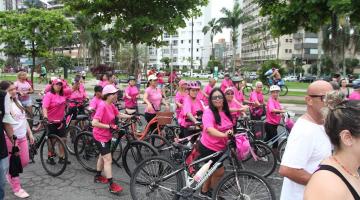 pessoas de rosa com bicicletas #paratodosverem