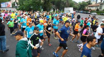 homens e mulheres correndo em rua. #paratodosverem