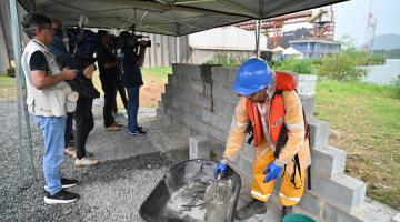 Pedreiro constrói muro #paratodosverem