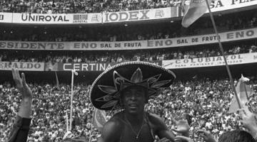 Pelé comemora o tri da Copa do Mundo no México. #Paratodosverem