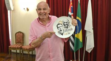 Pepe segura prato com seu desenho #paratodosverem 