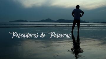 CENA DE PESCADORES DE PALAVRAS. Um homem está à beira-mar. Ao lado esquerdo dele se lê pescadores de palavras. #paratodosverem