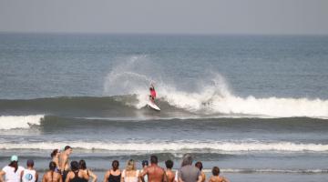 surfista faz manobra em onda #paratodosverem