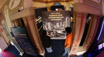 pessoas olhando a exposição #paratodosverem 