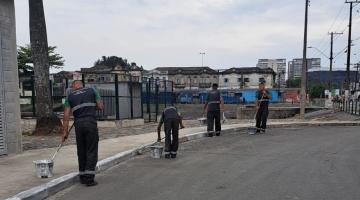 operários realizando pintura em guias #paratodosverem 