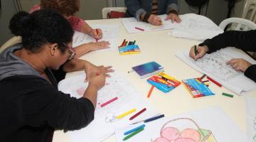 mulheres pintando em mesa #paratodosverem