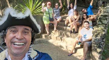 pirata faz selfie com o público #paratodosverem 