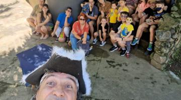 pirata faz selfie com o público #paratodosverem 