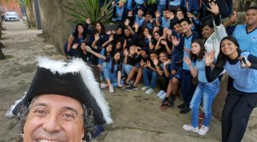 pirata com grupo de crianças atrás #paratodosverem 