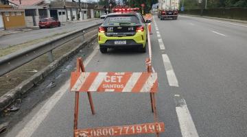 cavalete e viatura da CET em avenida. #paratodosverem