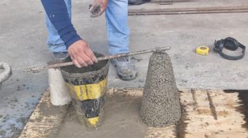 operário trabalha com piso #paratodosverem