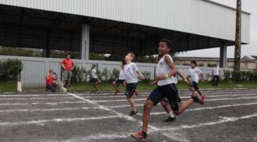 crianças correndo na pista #paratodosverem