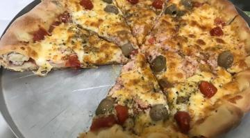 disco de pizza com um pedaço já retirado. #paratodosverem 