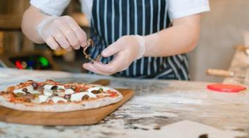 imagem em close de prepararão de pizza. #paratodosverem