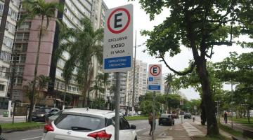 Placas em calçada da orla da praia #paratodosverem