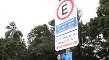 placa de estacionamento regulamentado em primeiro plano. Árvores ao fundo. #paratodosverem