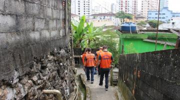 técnicos andando em vielas do morro #paratodosverem